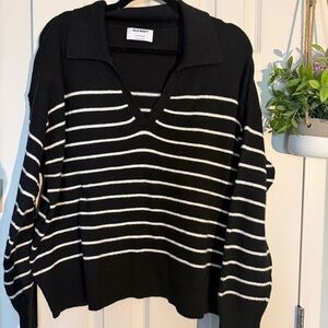 Old Navy Women's Black and White V-Neck Sweater